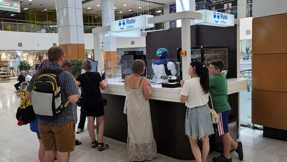 Український робот-бариста радить користувачам бігти в укриття під час тривоги та відмовляється готувати каву грубіянам. RoboL Robotics запустив першу робокав’ярню в ТЦ у Дніпрі