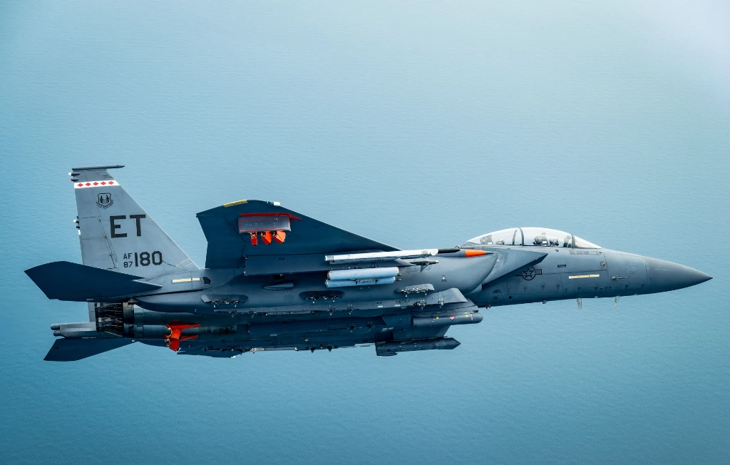 Винищувач F-15E Strike Eagle Винищувач F-15E Strike Eagle