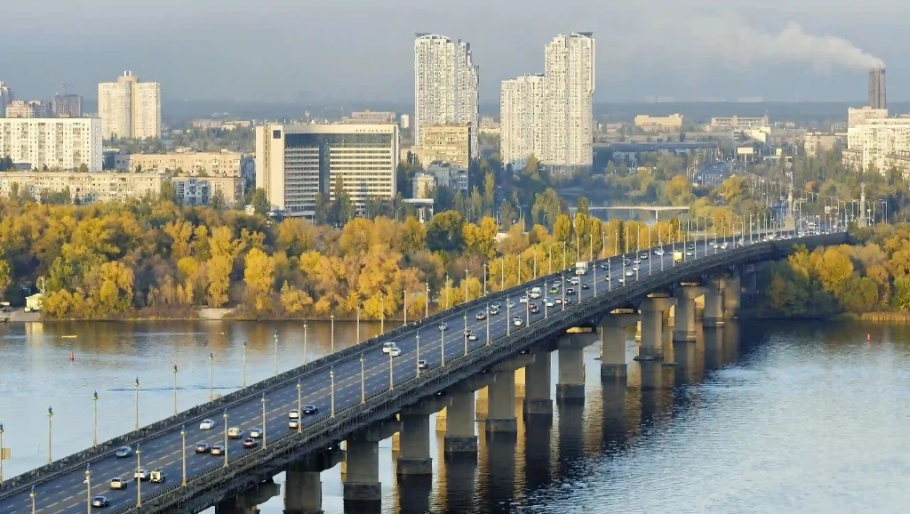 В Киеве ограничат движение по мосту Патона с 11 по 14 сентября